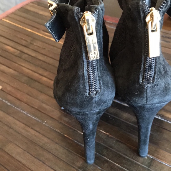 🚨B2G1 JESSICA SIMPSON Black Leather Lace & Velvet /Gold Heeled Booties - Picture 4 of 9